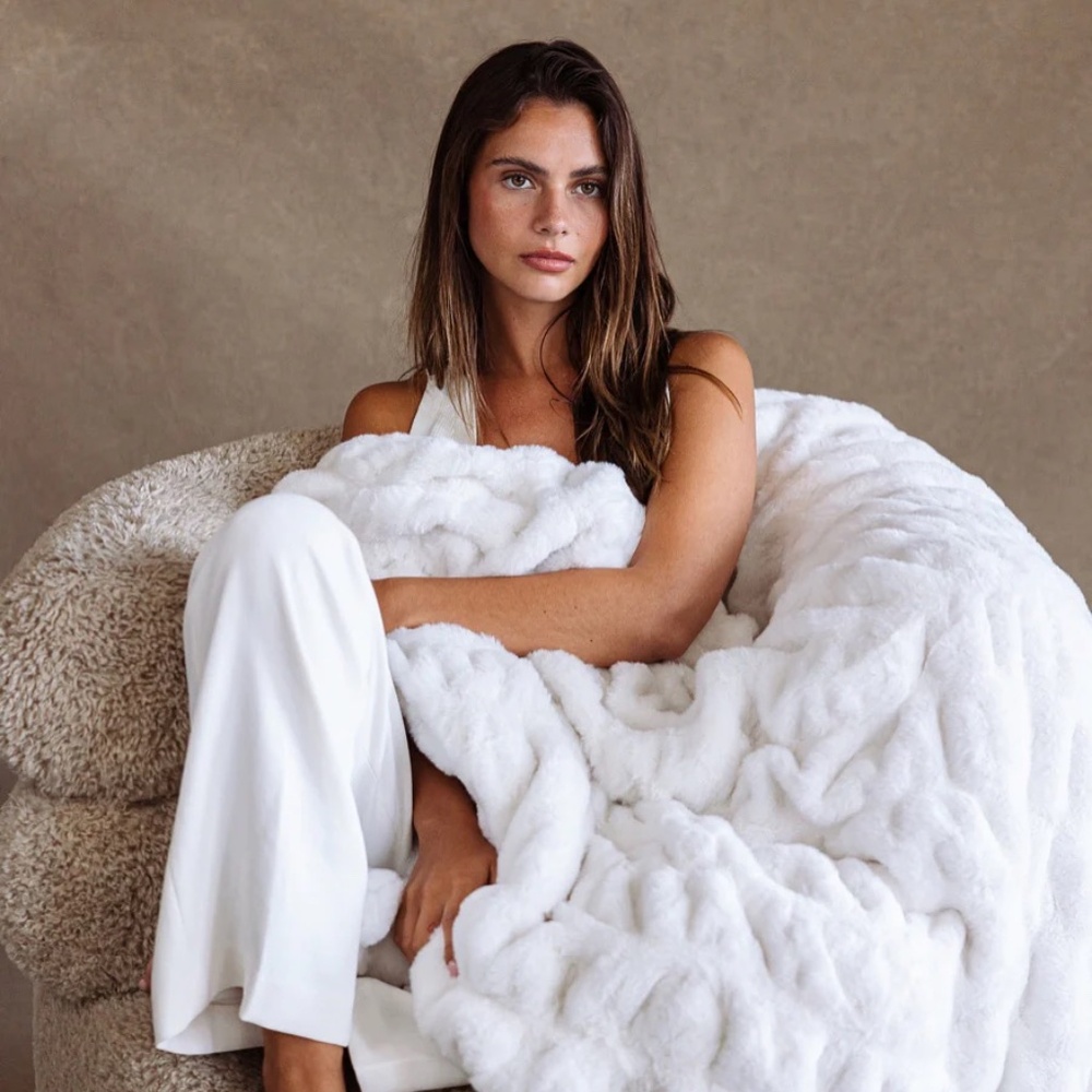 Lola XL Blanket Creamy Cloud! Brand new in box with black paper enclosure 80x90